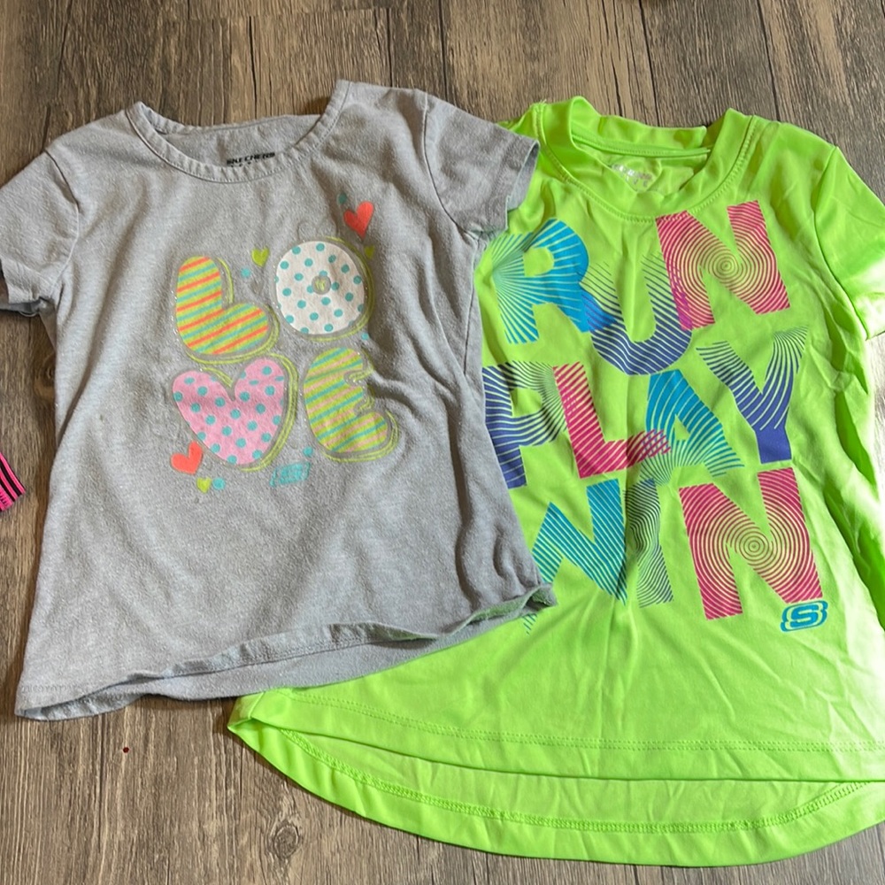 SKECHERS 2 bundle T-shirt set. Green has a few faded stains. See pic. Size 4
